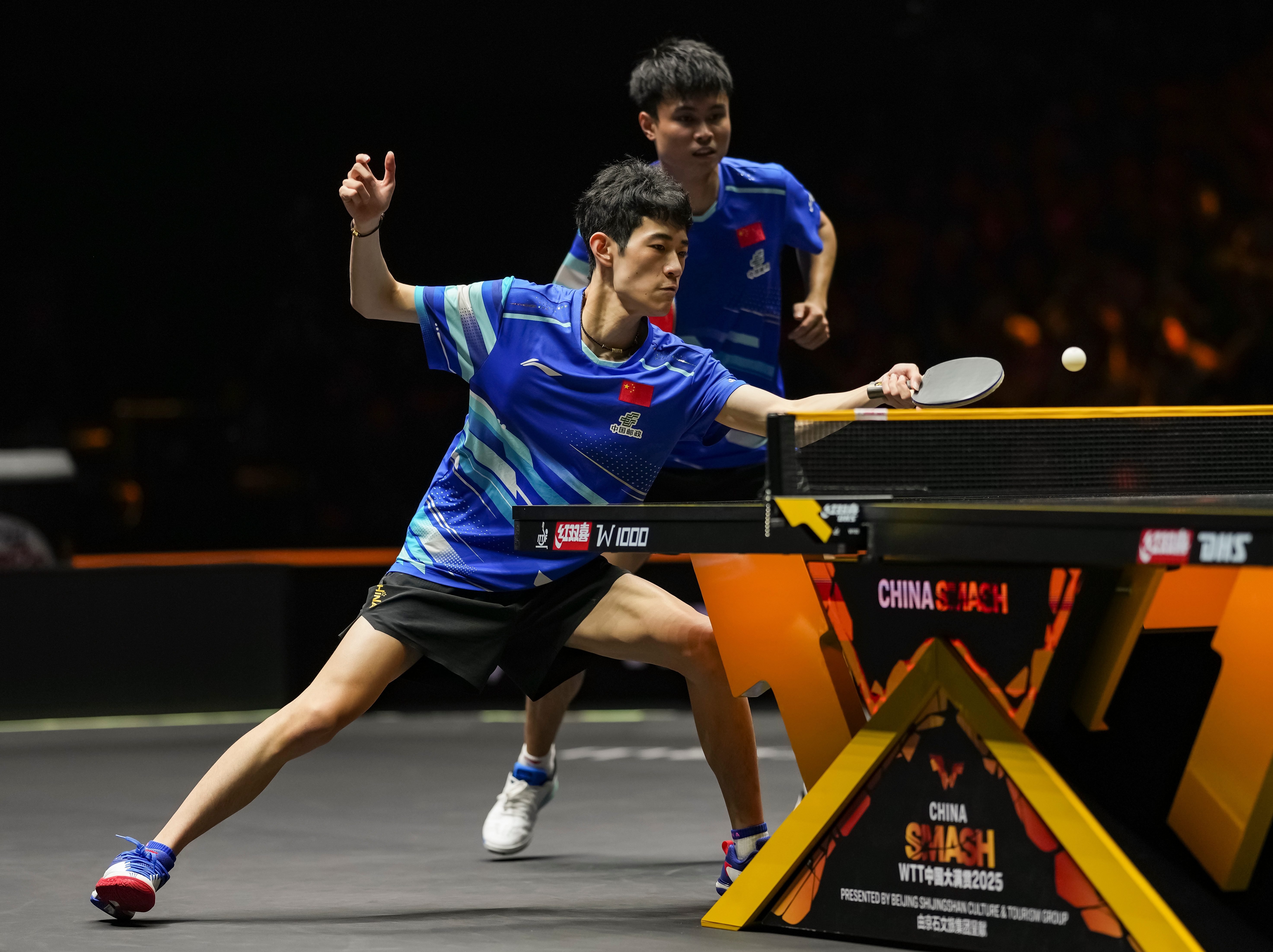 乒乓球队角逐季后赛，精彩比赛高潮迭起 