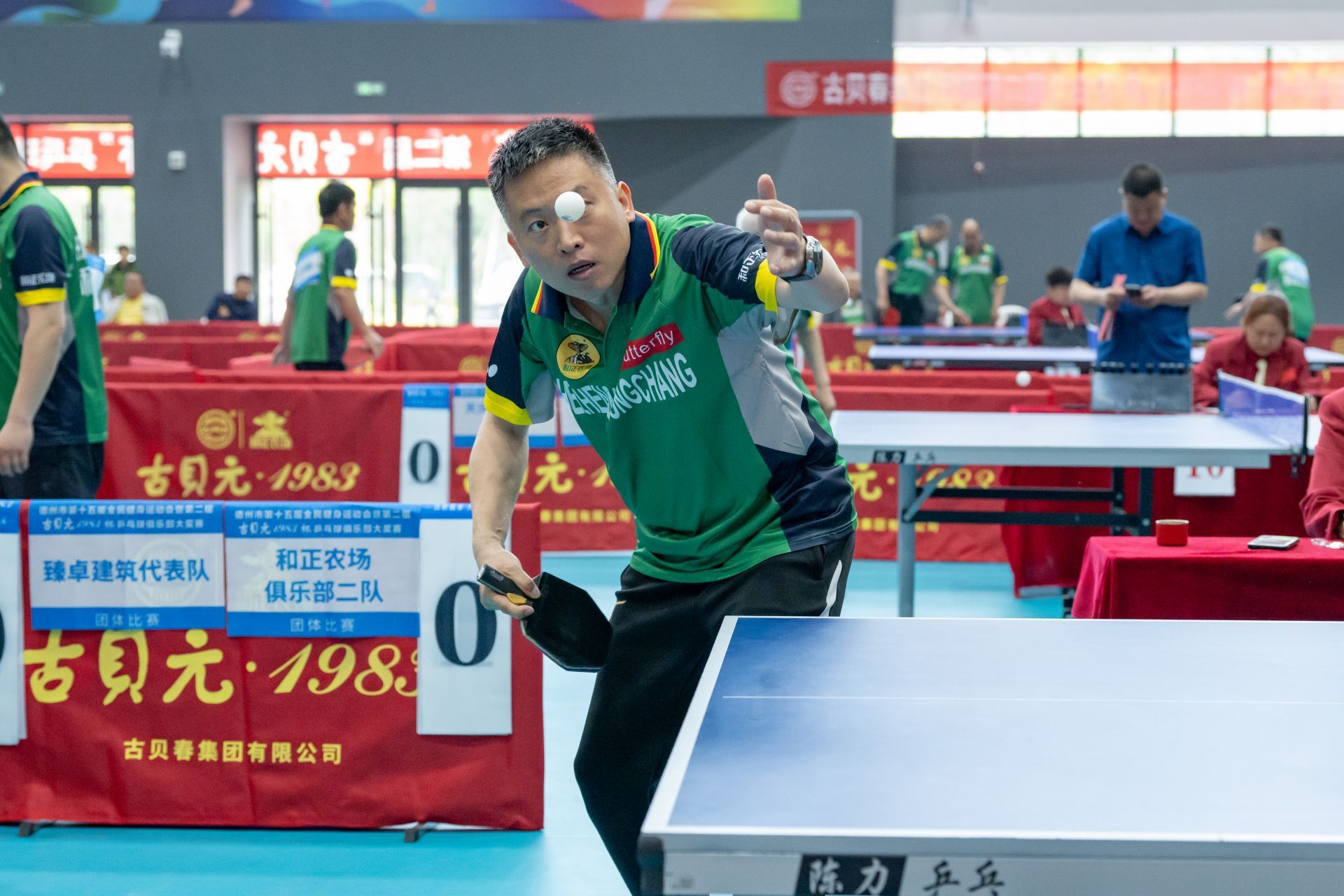 乒乓球队角逐季后赛，精彩比赛高潮迭起 